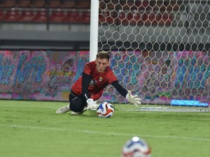 Adam Przybek Resmi Tinggalkan Persib