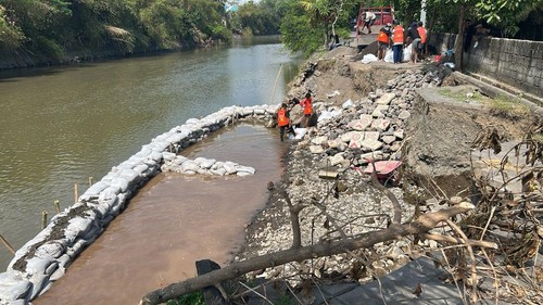Dinas PUPR memang kisdam karung pasir di Muara Tukad Ayung, Desa Kesiman Kertalangu, Denpasar, Bali pada Minggu (28/9/2025).
