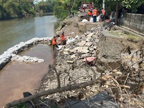 Senderan Jebol Diterjang Banjir, Muara Tukad Ayung Dipasangi Karung Pasir
