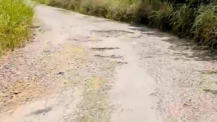 Kondisi jalan provinsi yang diketahui di Jalan Ahmad Yani Kabupaten Tana Tidung (KTT), Kalimantan Utara dalam keadaan rusak. Foto: tangkapan layar instagram @fikoraga