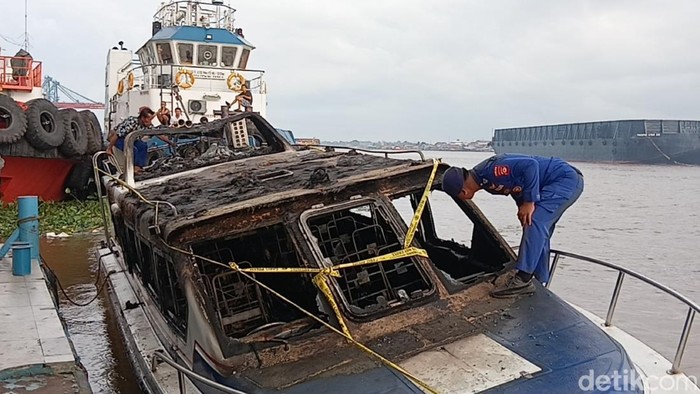 Kondisi kapal usai terbakar di Sungai Musi Palembang.