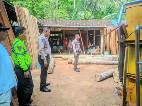 Kondisi truk yang terguling hingga menewaskan satu orang di Pengasih, Kulon Progo, Minggu (28/9/2025).
