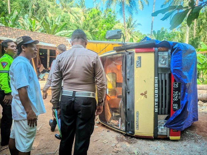 Kondisi truk yang terguling hingga menewaskan satu orang di Pengasih, Kulon Progo, Minggu (28/9/2025).