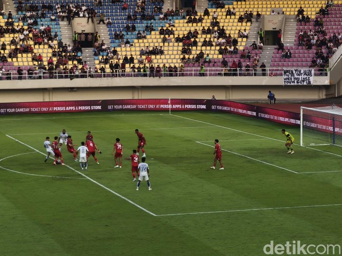 Laga Persis Solo melawan Arema FC pada pekan ketujuh Super Leagu 2025/2026 di Stadion Manahan Solo, Minggu (28/9/2025).