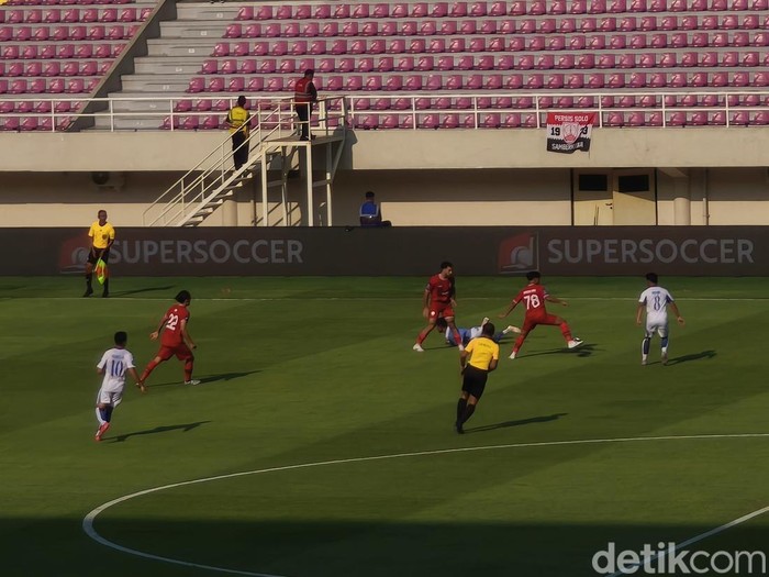 Laga Persis Solo melawan Arema FC pada pekan ketujuh Super League 2025/2026 di Stadion Manahan Solo, Minggu (28/9/2025).