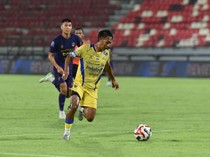 Terjangan Hokky Caraka yang Bikin Beckham Putra Meledak