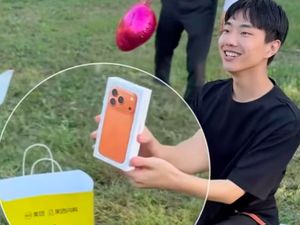 Viral Pria Lamar Pacar Bawa Persembahan iPhone 17, Auto Diterima