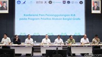 (Kiri-kanan) Kepala Badan Komunikasi Pemerintah Angga Raka Prabowo, Kepala Staf Kepresidenan Muhammad Qodari bersama dengan Menteri Sekretaris Negara Prasetyo Hadi, Menteri Koordinator Bidang Pangan Zulkifli Hasan, Menteri Kesehatan Budi Gunadi Sadikin, Menteri Dalam Negeri Tito Karnavian dan Kepala Badan Gizi Nasional (BGN) menyampaikan keterangan saat konferensi pers penanggulangan KLB pada program prioritas makan bergizi gratis di Jakarta, Minggu (28/9/2025).