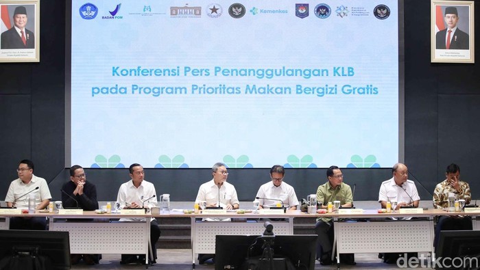 (Kiri-kanan) Kepala Badan Komunikasi Pemerintah Angga Raka Prabowo, Kepala Staf Kepresidenan Muhammad Qodari bersama dengan Menteri Sekretaris Negara Prasetyo Hadi, Menteri Koordinator Bidang Pangan Zulkifli Hasan, Menteri Kesehatan Budi Gunadi Sadikin, Menteri Dalam Negeri Tito Karnavian dan Kepala Badan Gizi Nasional (BGN) menyampaikan keterangan saat konferensi pers penanggulangan KLB pada program prioritas makan bergizi gratis di Jakarta, Minggu (28/9/2025).