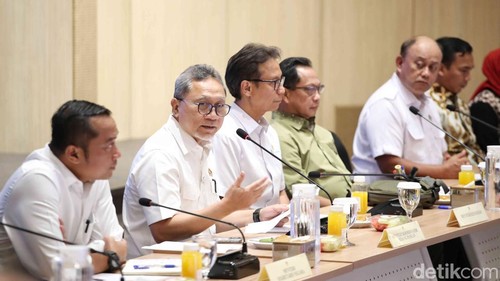 (Kiri-kanan) Kepala Badan Komunikasi Pemerintah Angga Raka Prabowo, Kepala Staf Kepresidenan Muhammad Qodari bersama dengan Menteri Sekretaris Negara Prasetyo Hadi, Menteri Koordinator Bidang Pangan Zulkifli Hasan, Menteri Kesehatan Budi Gunadi Sadikin, Menteri Dalam Negeri Tito Karnavian dan Kepala Badan Gizi Nasional (BGN) menyampaikan keterangan saat konferensi pers penanggulangan KLB pada program prioritas makan bergizi gratis di Jakarta, Minggu (28/9/2025).