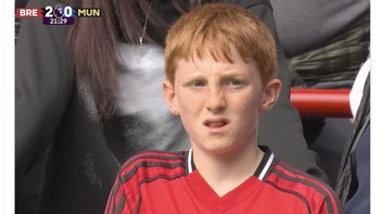 Anak ini tidak seharusnya nonton MU, selamatkan dia! Foto: X.com