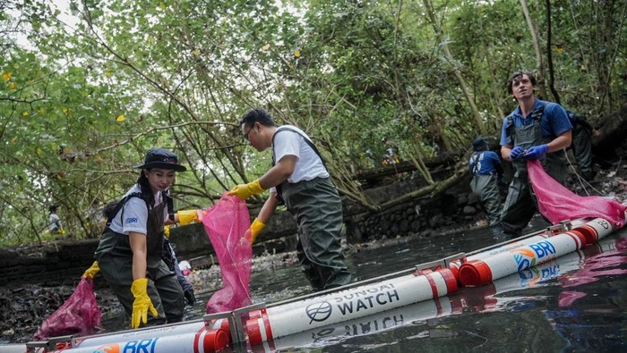 Memperingati Hari Sungai Sedunia yang jatuh setiap Minggu keempat bulan September, BRI Peduli melalui program “Jaga Sungai, Jaga Kehidupan” menggelar aksi bersih-bersih dan edukasi lingkungan di Tukad Badung, Denpasar, Bali.
