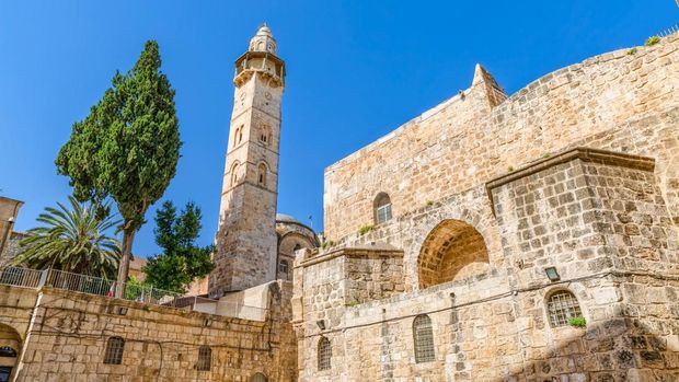Menara Masjid Khalifah Umar di Yerusalem Omer mosque minaret in front of the Church of the Holy Sepulchre in Jerusalem, Israel.