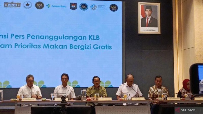 Menteri Dalam Negeri (Mendagri) Tito Karnavian memberikan keterangan dalam konferensi pers di Kantor Kementerian Kesehatan (Kemenkes), Jakarta, Minggu (28/9/2025)