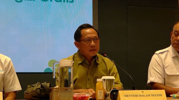 Menteri Dalam Negeri Tito Karnavian dalam Konferensi Pers Penanggulangan KLB pada Program Prioritas Makan Bergizi Gratis. (Tangkapan Layar Youtube)
