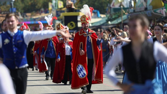 People dressed in historical clothes take part in the Oktoberfest parade during the beer festival in Munich, Germany, September 21, 2025. REUTERS/Maryam Majd