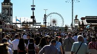 Cuaca cerah dengan suhu mencapai 28 derajat Celcius menambah semarak Oktoberfest 2025, membuat pengunjung betah mengikuti rangkaian acara. Foto: REUTERS/Angelika Warmuth