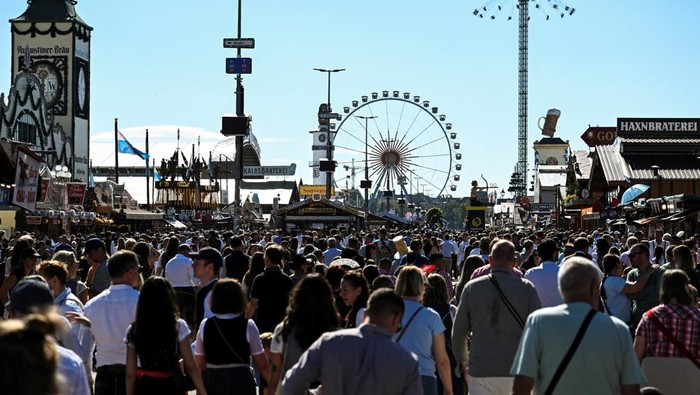 People take part in the Oktoberfest, in Munich, Germany, September 21, 2025. REUTERS/Angelika Warmuth