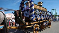 Kereta kuda berhias indah membawa perwakilan enam pabrik bir München dalam parade, menambah nuansa meriah Oktoberfest ke-190. Foto: REUTERS/Maryam Majd