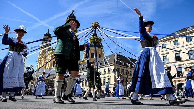 Meriah! Parade Kostum Tradisional Ramaikan Oktoberfest ke-190 di Munchen People dressed in historical clothes take part in the Oktoberfest parade in Munich, Germany, September 21, 2025. REUTERS/Angelika Warmuth