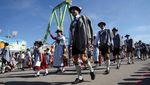 Meriah! Parade Kostum Tradisional Ramaikan Oktoberfest ke-190 di Munchen
