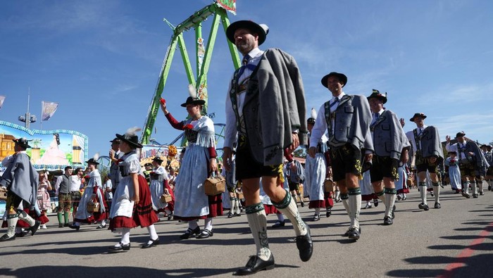 People dressed in historical clothes take part in the Oktoberfest parade in Munich, Germany, September 21, 2025. REUTERS/Maryam Majd