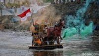 Petugas mengajak warga menjaga Sungai Ciliwung tetap bersih dari limbah plastik demi kelestarian lingkungan dan kesehatan masyarakat.
