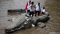 Bentuk perahu beragam, mulai dari naga, hiu, alat berat, hingga ikon khas Jakarta, menarik perhatian pengunjung.