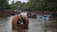 Warga antusias mengikuti tur perahu Cilung gratis yang menjadi bagian dari rangkaian Festival Cinta Lingkungan 2025.