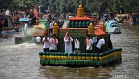 Kreativitas warga dalam memanfaatkan botol plastik sekali pakai jadi karya seni unik berhasil menyedot perhatian publik.