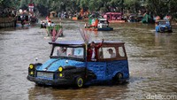Sebanyak 43 perahu hasil kreasi petugas Unit Penanganan Sampah Badan Air, komunitas, dan warga tampil memeriahkan Festival Cinta Lingkungan 2025.