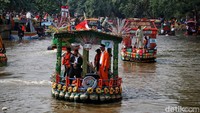 Perahu unik dari botol plastik beraneka bentuk menjadi simbol pentingnya mengurangi sampah sekali pakai yang mencemari sungai.