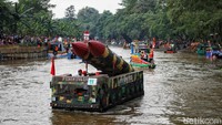 Sebagai penutup, para peserta dan warga melakukan komitmen bersama menjaga kebersihan sungai demi Jakarta yang lebih sehat.