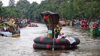 Peserta tampil dengan kostum daur ulang plastik, menghadirkan pesan edukasi tentang kebersihan sungai yang dikemas secara kreatif.