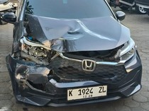 Mobil Brio Disopiri Elvis Pemain Persijap Ringsek Diseruduk Truk