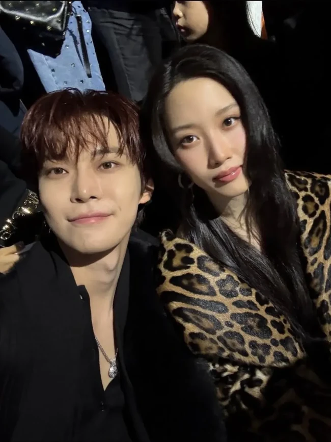Selama acara, Moon Ga Young duduk di front row berdampingan dengan Doyoung NCT, yang juga tampil memukau dalam furry coat berwarna hitam. Foto: Instagram