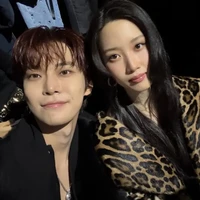 Selama acara, Moon Ga Young duduk di front row berdampingan dengan Doyoung NCT, yang juga tampil memukau dalam furry coat berwarna hitam. Foto: Instagram