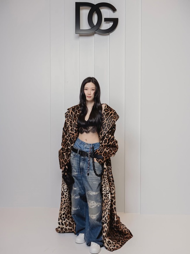 Penampilan Moon Ga Young sontak mencuri atensi penggemar. Kali ini, ia tampil bold dan edgy mengenakan lace bra yang dipadukan dengan furry coat bermotif macan tutul Dolce & Gabbana. Foto: Instagram