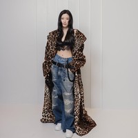 Penampilan Moon Ga Young sontak mencuri atensi penggemar. Kali ini, ia tampil bold dan edgy mengenakan lace bra yang dipadukan dengan furry coat bermotif macan tutul Dolce & Gabbana. Foto: Instagram