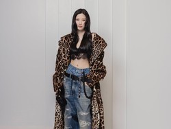 7 Gaya Seksi Moon Ga Young Kenakan Bralette Hitam di Milan Fashion Week