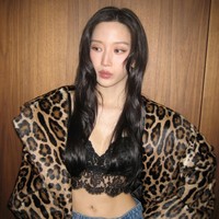 Auranya semakin menonjol dengan pilihan baggy jeans, yang memperlihatkan pinggang ramping dan perut rata. Hasil kerja keras Moon Ga Young berolahraga 3 hingga 4 kali seminggu, menggabungkan sesi pilates, lari, dan gym dalam rutinitasnya. Foto: Instagram