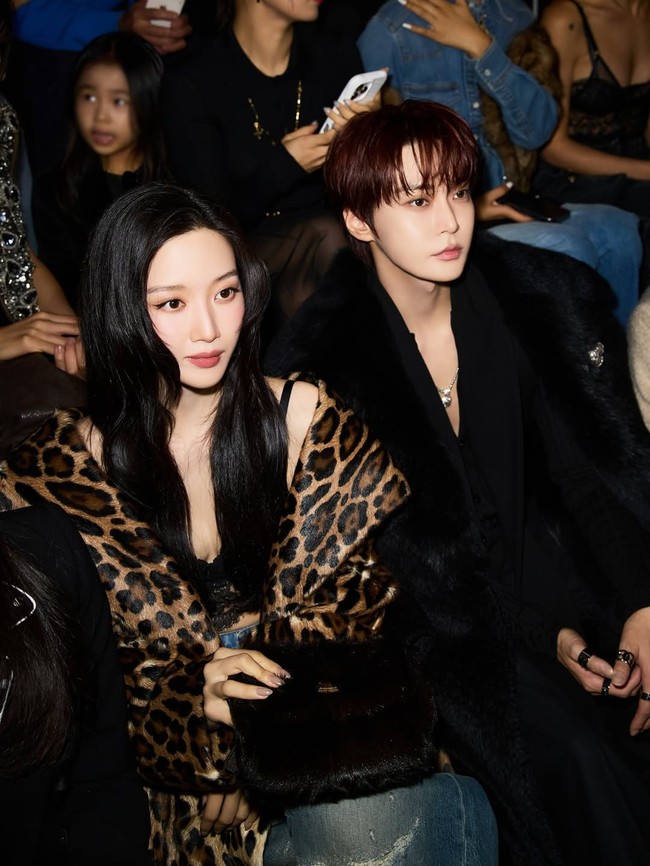 Moon Ga Young tak sendiri. Peragaan busana itu turut dihadiri personel grup KPop NCT, Doyoung, yang didapuk sebagai global ambassador Dolce & Gabbana. Keduanya menunjukkan keakraban seperti saat menghadiri peragaan busananya di Milan tahun lalu. Foto: Instagram