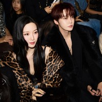 Moon Ga Young tak sendiri. Peragaan busana itu turut dihadiri personel grup KPop NCT, Doyoung, yang didapuk sebagai global ambassador Dolce & Gabbana. Keduanya menunjukkan keakraban seperti saat menghadiri peragaan busananya di Milan tahun lalu. Foto: Instagram