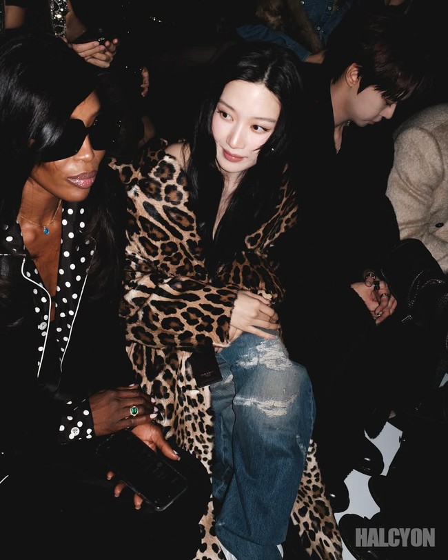 Aktris kelahiran 1996 itu melengkapi gayanya dengan chain belt hitam yang memberikan kesan chic, serta sneakers putih dan koleksi black furry hand bag. Foto: Instagram