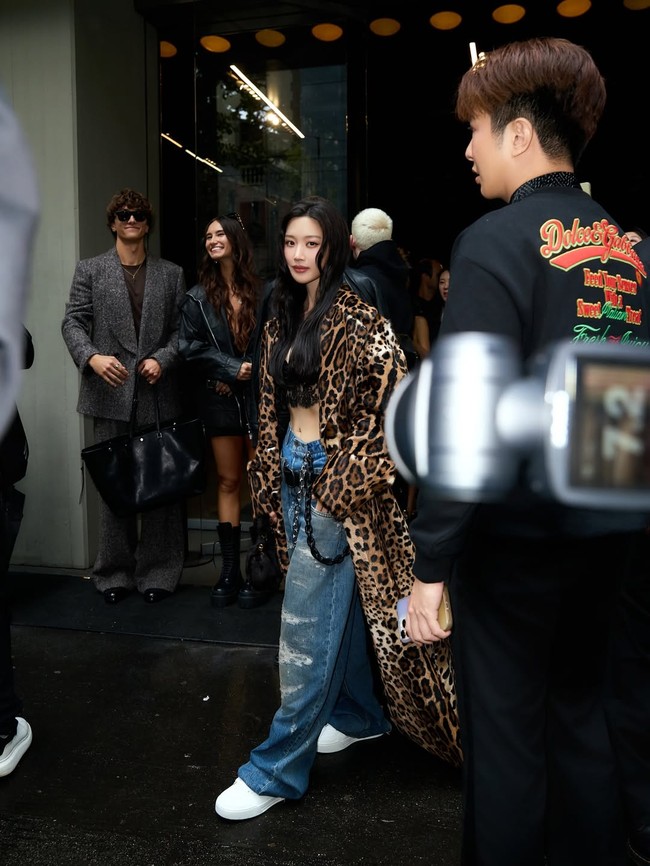 Moon Ga Young kembali menunjukkan eksistensinya sebagai global ambassador Dolce & Gabbana. Setelah bertandang ke Jakarta untuk acara pembukaan butik baru di Plaza Indonesia, ia terbang ke Milan sebagai tamu istimewa peragaan busana yang digelar selama Milan Fashion Week 2025. Foto: Instagram