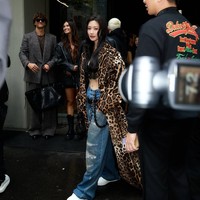 Moon Ga Young kembali menunjukkan eksistensinya sebagai global ambassador Dolce & Gabbana. Setelah bertandang ke Jakarta untuk acara pembukaan butik baru di Plaza Indonesia, ia terbang ke Milan sebagai tamu istimewa peragaan busana yang digelar selama Milan Fashion Week 2025. Foto: Instagram