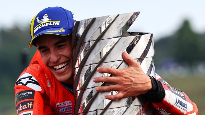 MotoGP - Japanese Grand Prix - Mobility Resort Motegi, Motegi, Japan - September 28, 2025 Ducati Lenovo Teams Marc Marquez celebrates on the podium with the trophy after winning the 2025 MotoGP World Championship REUTERS/Kim Kyung-Hoon