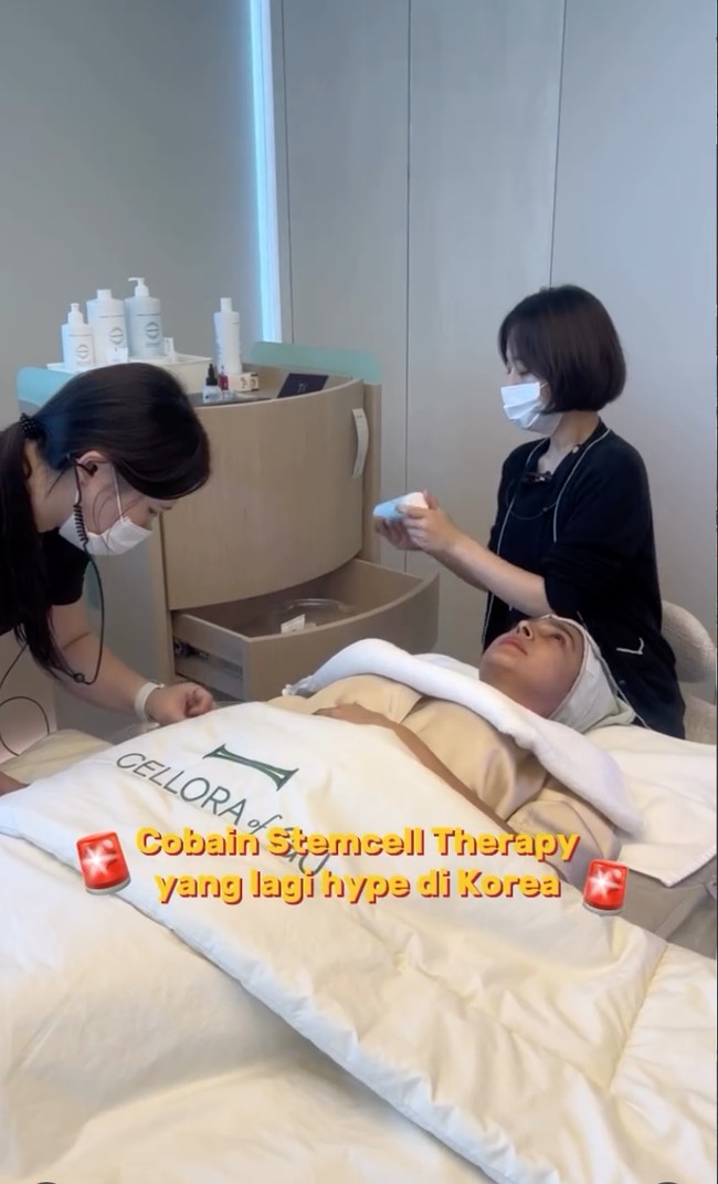 Diketahui treatment yang dijalani Nabila dan Yasmine ialah Stem Cell Therapy. Prosedur tersebut diklaim dapat mengurangi tanda penuaan, membuat kulit lebih elastis, melancarkan sirkulasi, dan membuat kulit wajah jadi lebih sehat. Foto: Instagram/@nsyakieb85