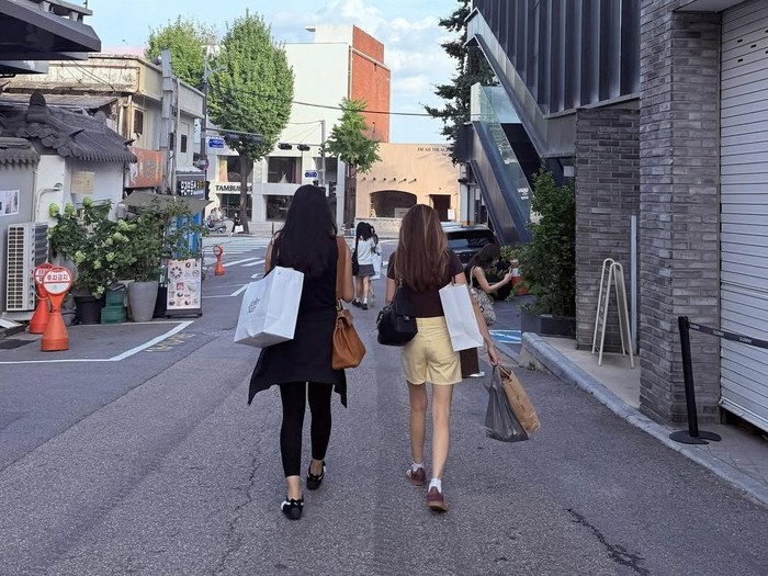 Nabila Syakieb dan Yasmine Wildblood liburan sekaligus perawatan di Korea Selatan.