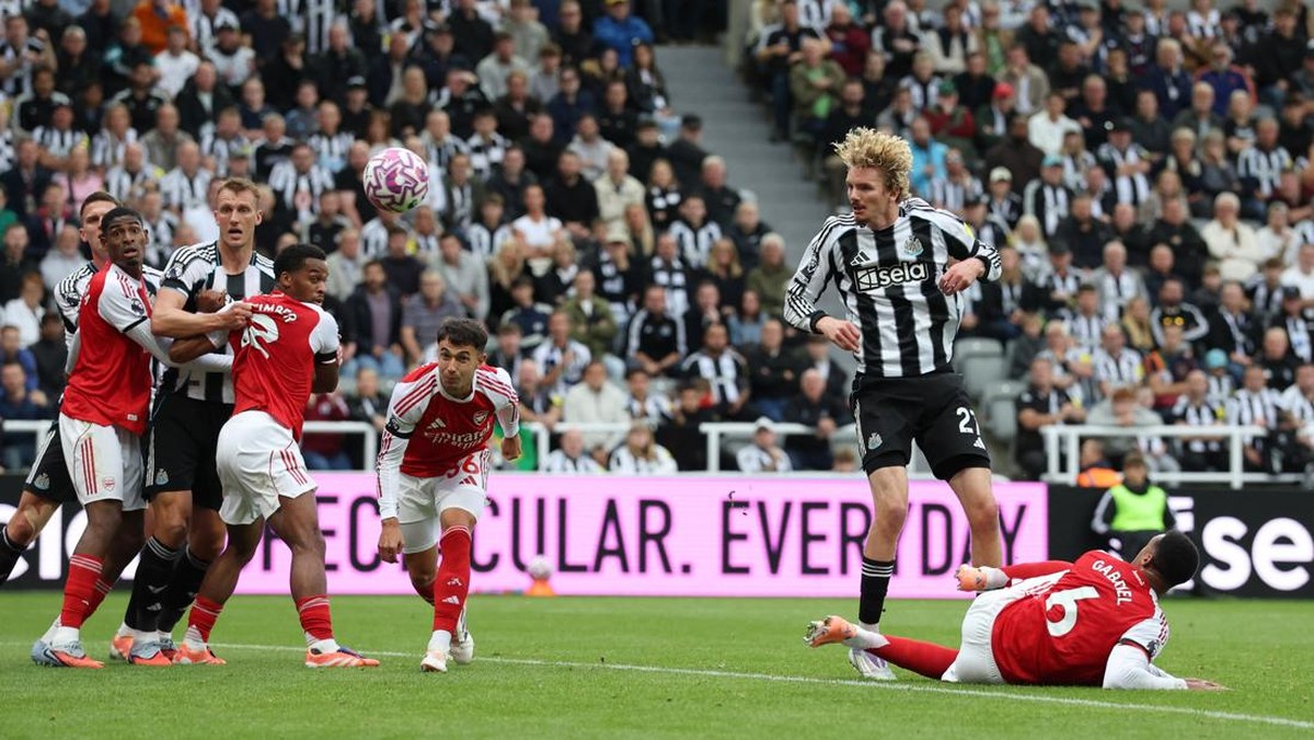Nick Woltemade membawa Newcastle United unggul 1-0 atas Arsenal di babak pertama. (REUTERS/Scott Heppell)